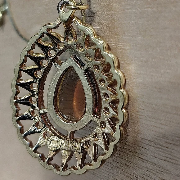 Vtg 1974 Sarah Coventry Amber Teardrop Goldtone Pendant 1.5” - Picture 3 of 6